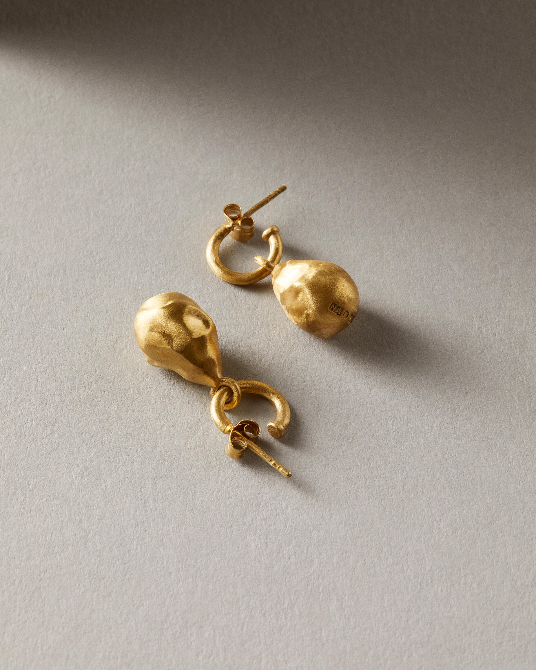 MINI PEARL EARRINGS GOLD