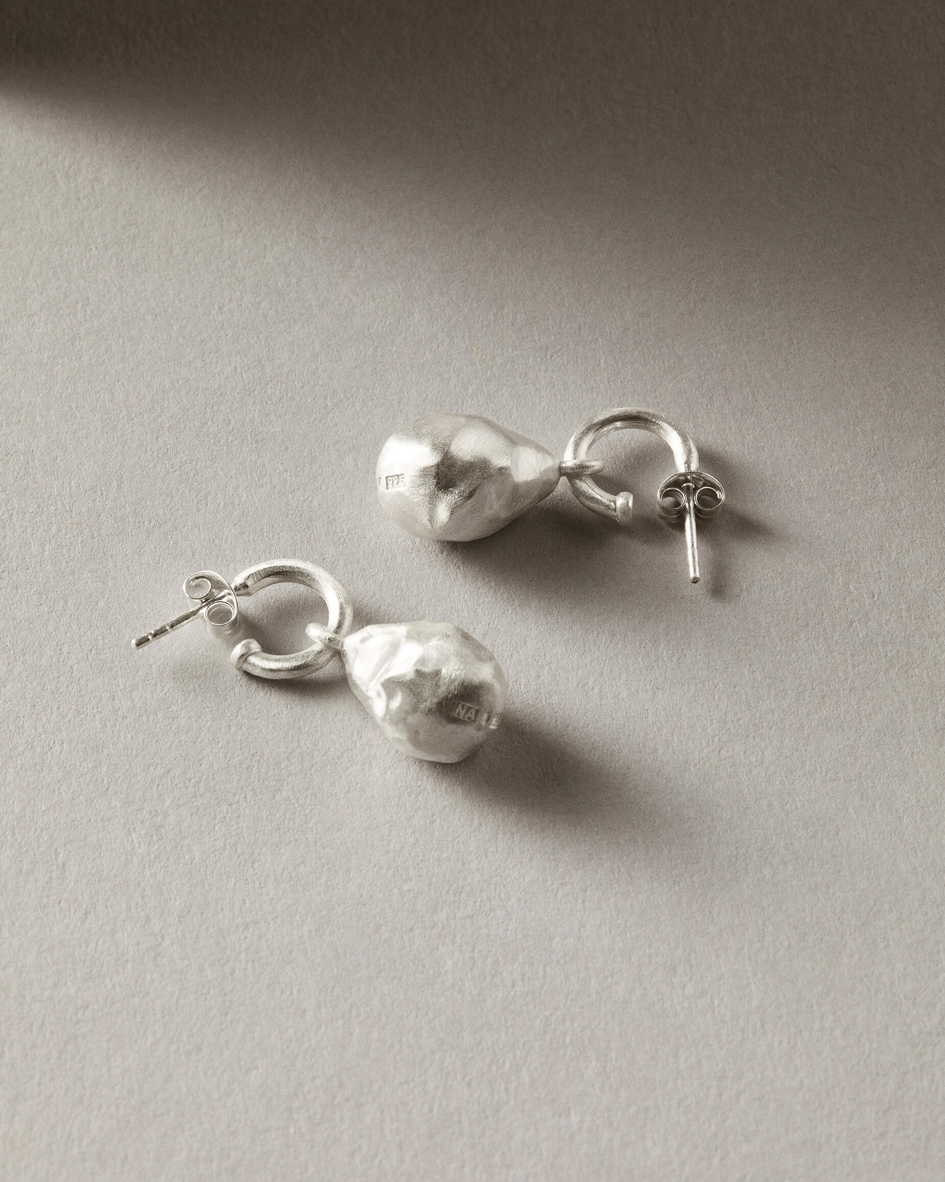 MINI PEARL EARRINGS SILVER